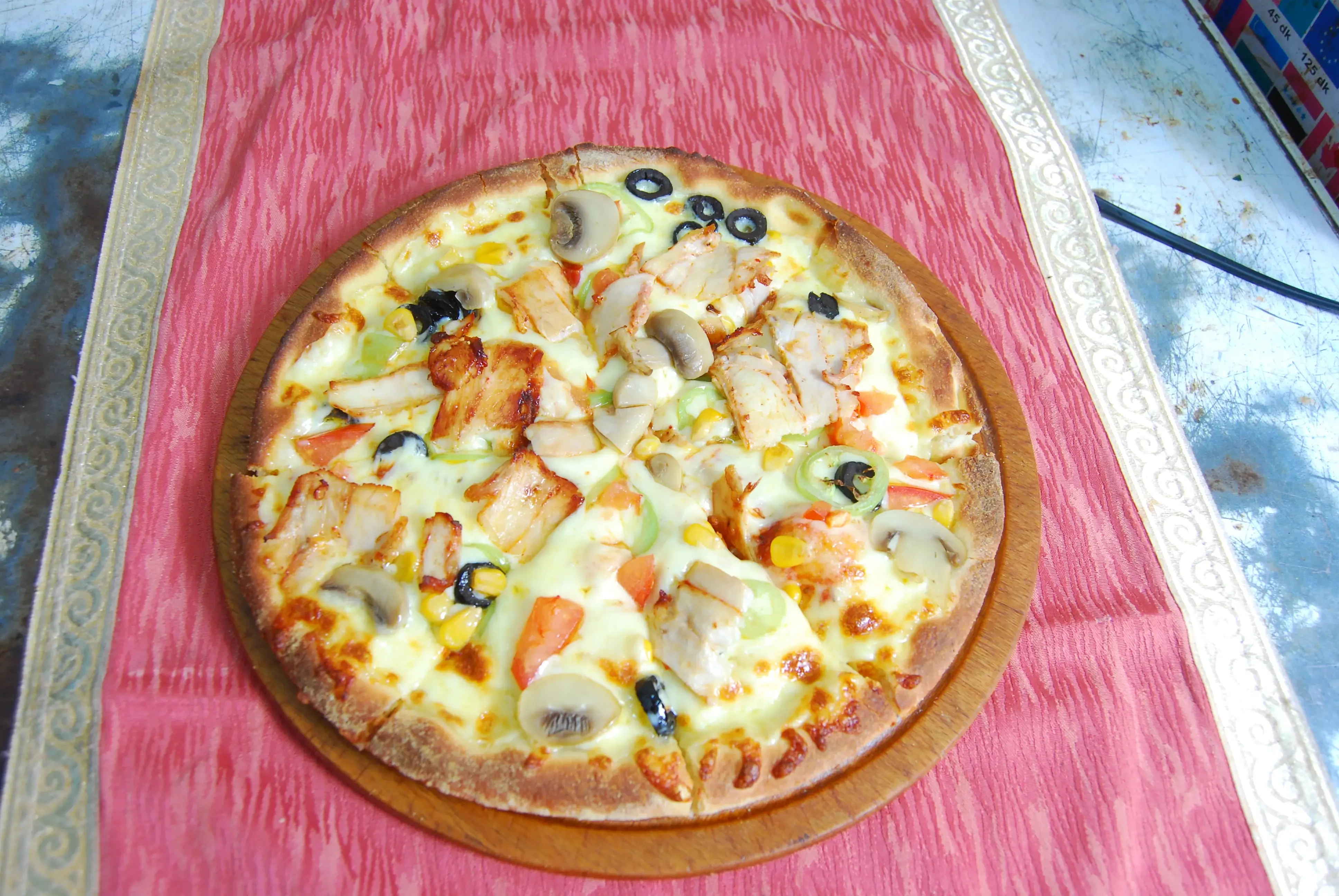 Tavuklu Pizza